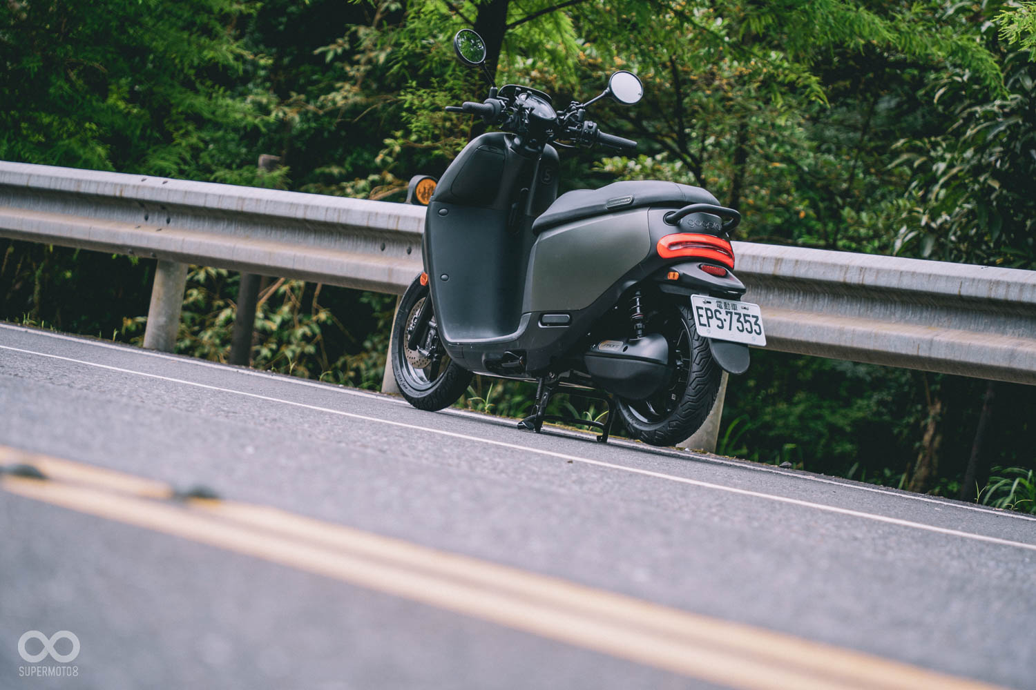 巧妙利用地面的標線，就能得到文青感十足的照片一張