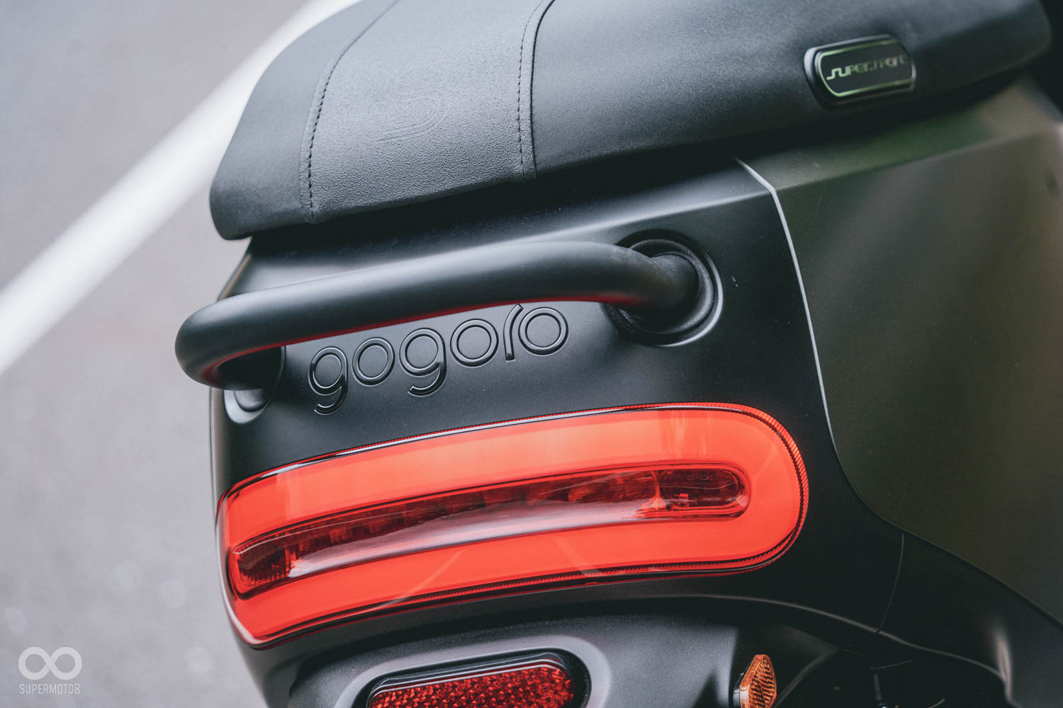 向後水平延伸的後扶手