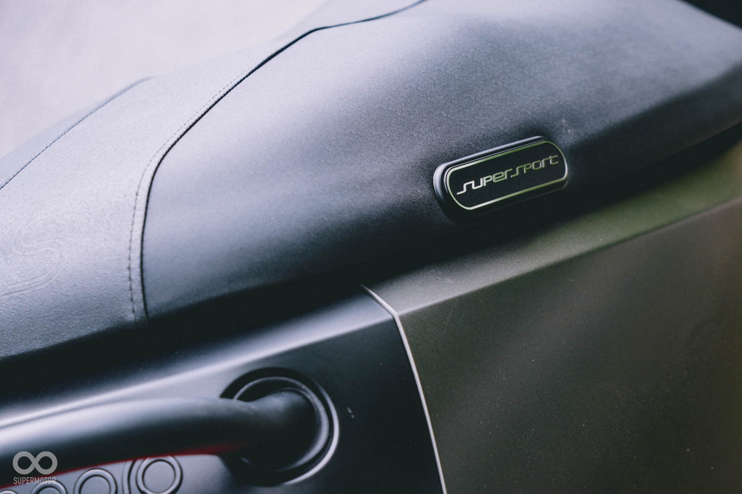 坐墊側面有SUPERSPORT車身銘牌