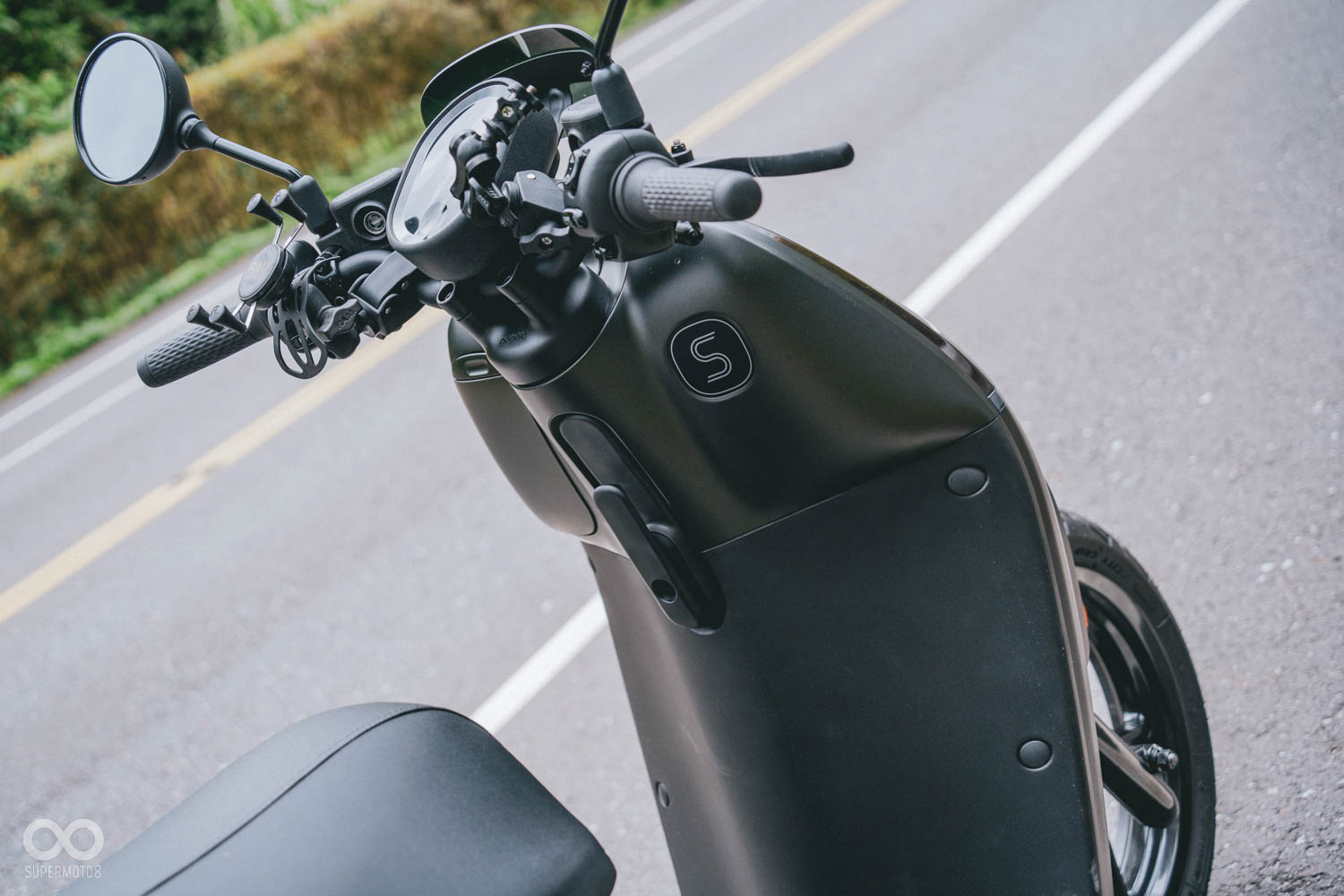 前面板內側有掛勾、手套箱等便利空間