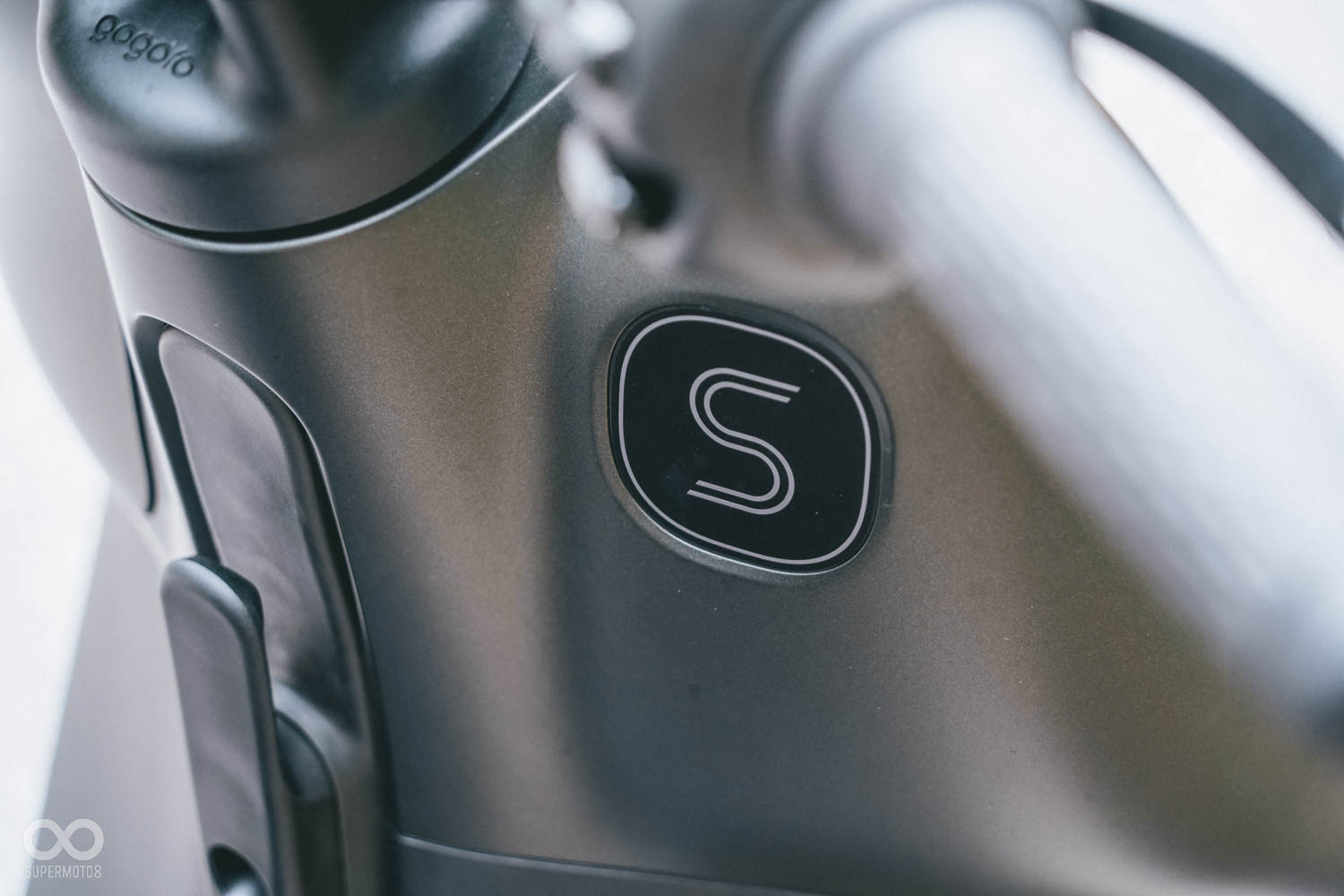 前面板內側也透過烤漆來增添風味