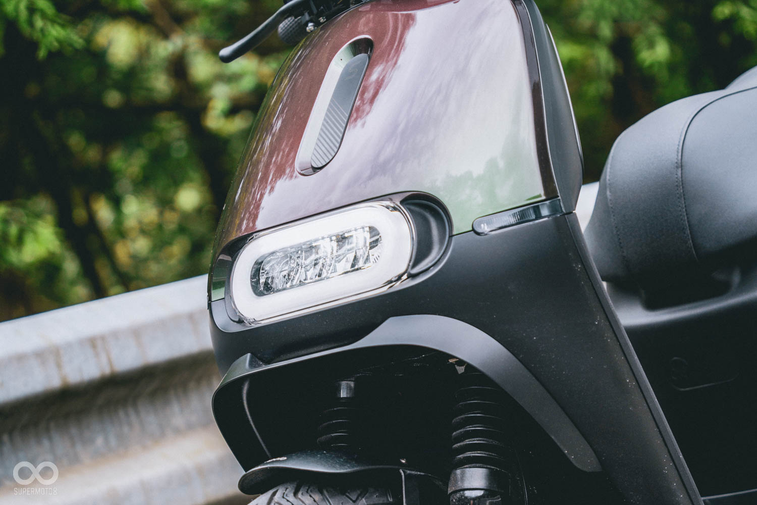 大燈下方加入點綴的ㄇ型擾流設計