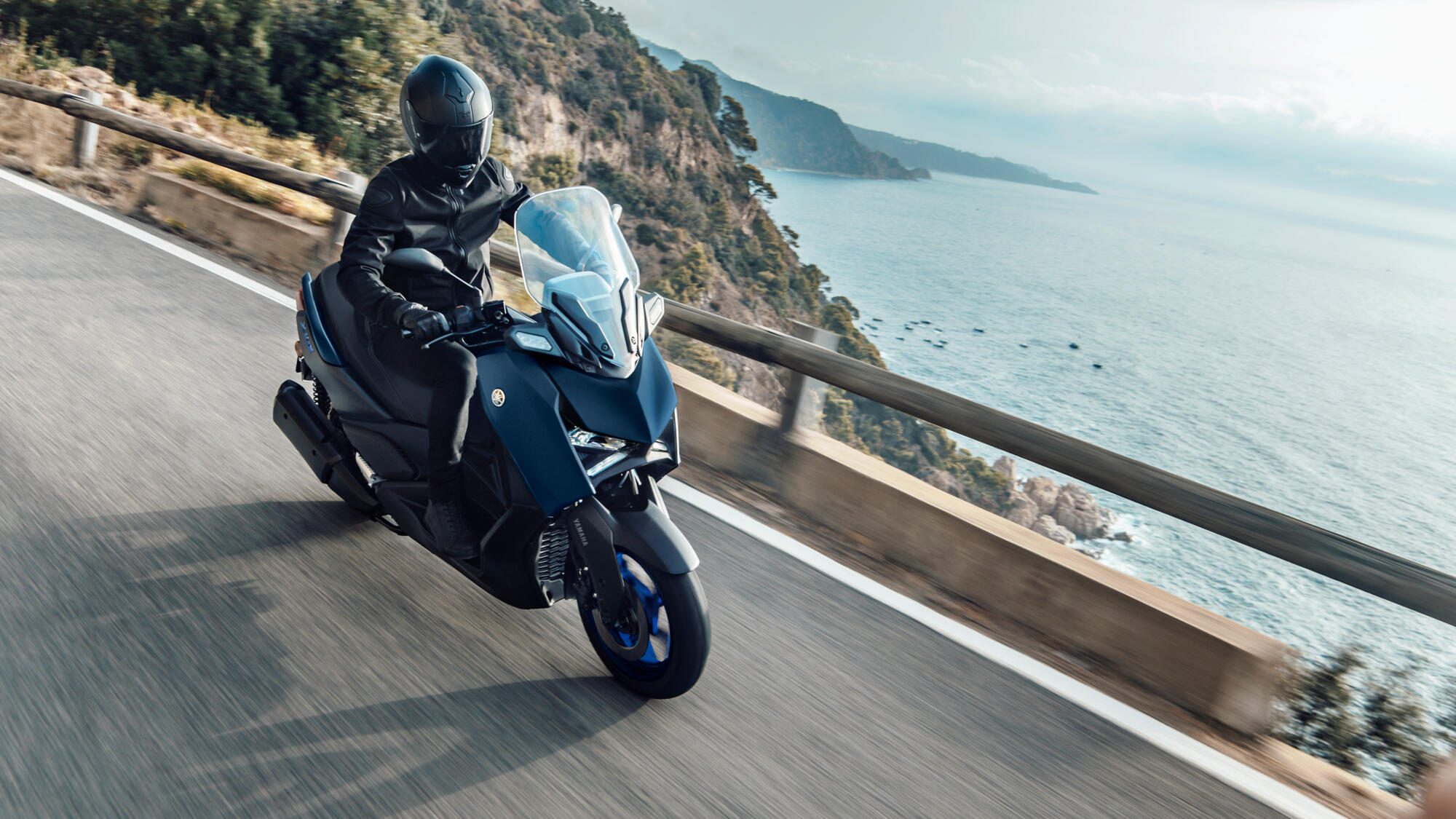 2023 YAMAHA XMAX 300在懸吊、煞車等硬體規格維持與現行款同等