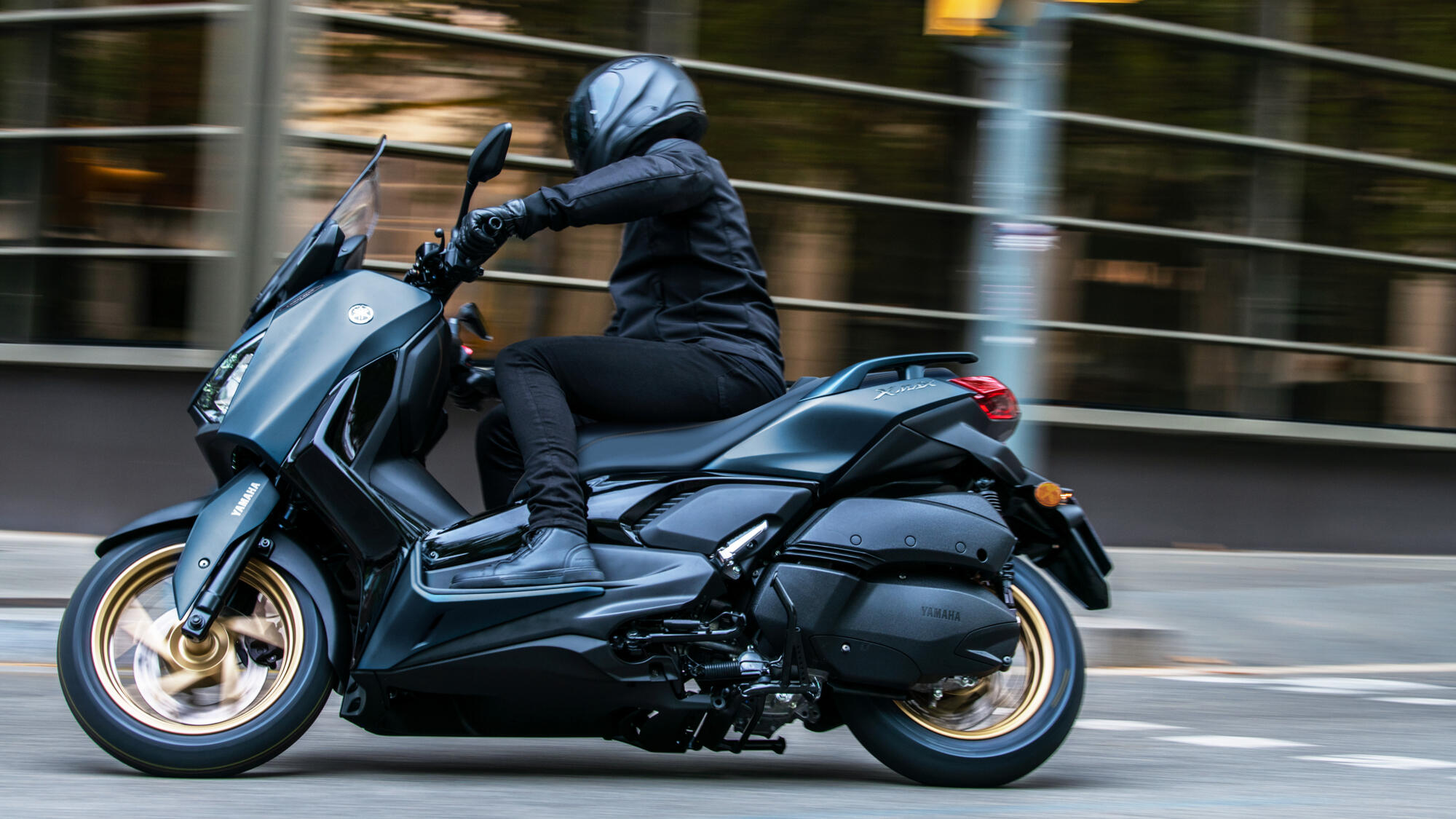 YAMAHA XMAX 300擁有稍大的碟盤規格