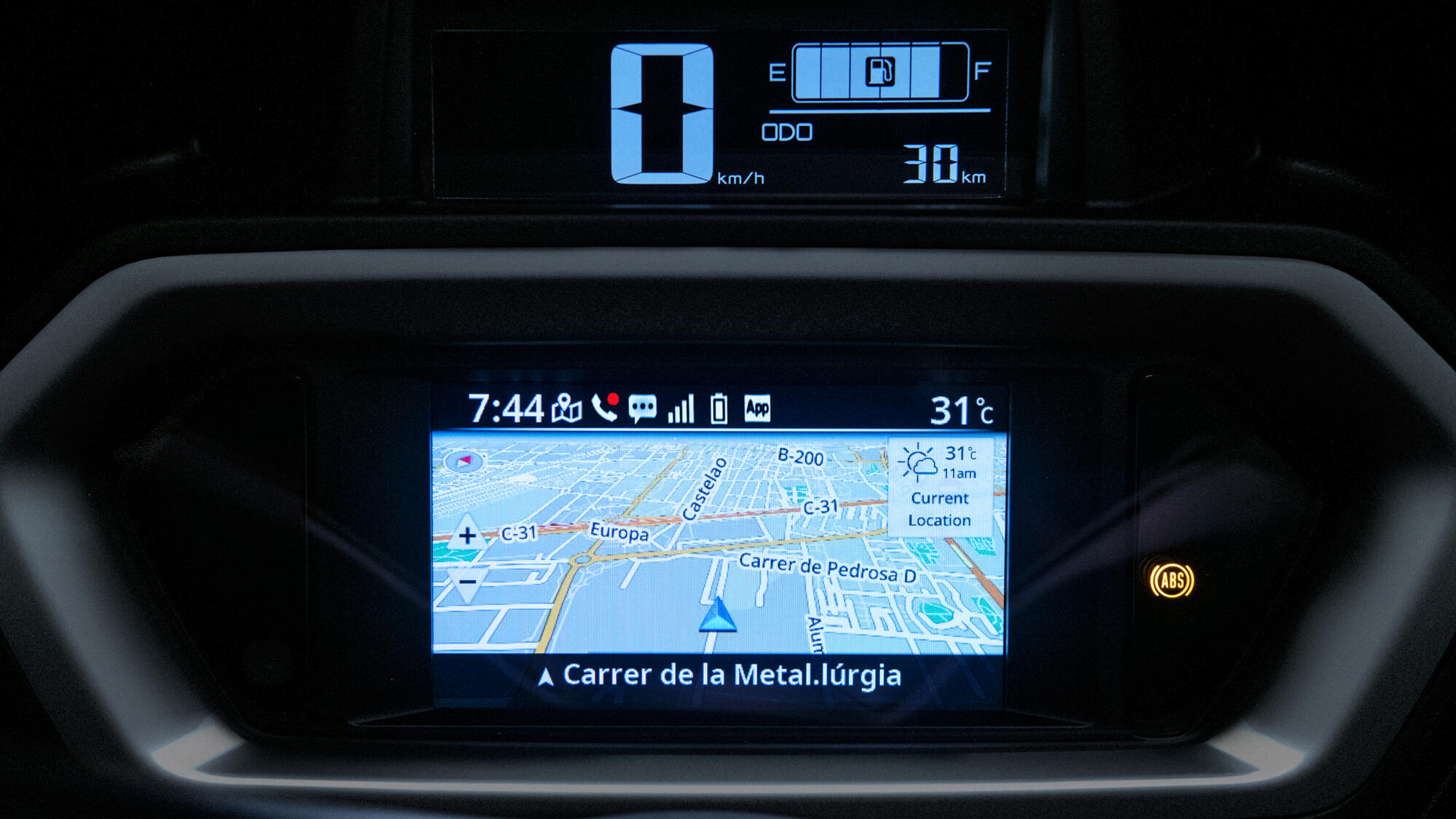 Tech Max車型另有4.2吋全彩TFT螢幕,可支援手機導航、撥放音樂、接聽電話等功能