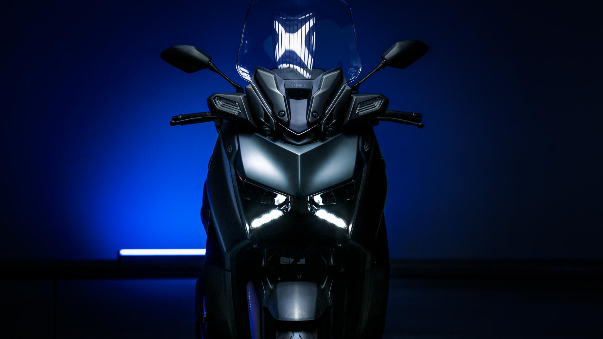 車頭依舊使用X字型意象設計