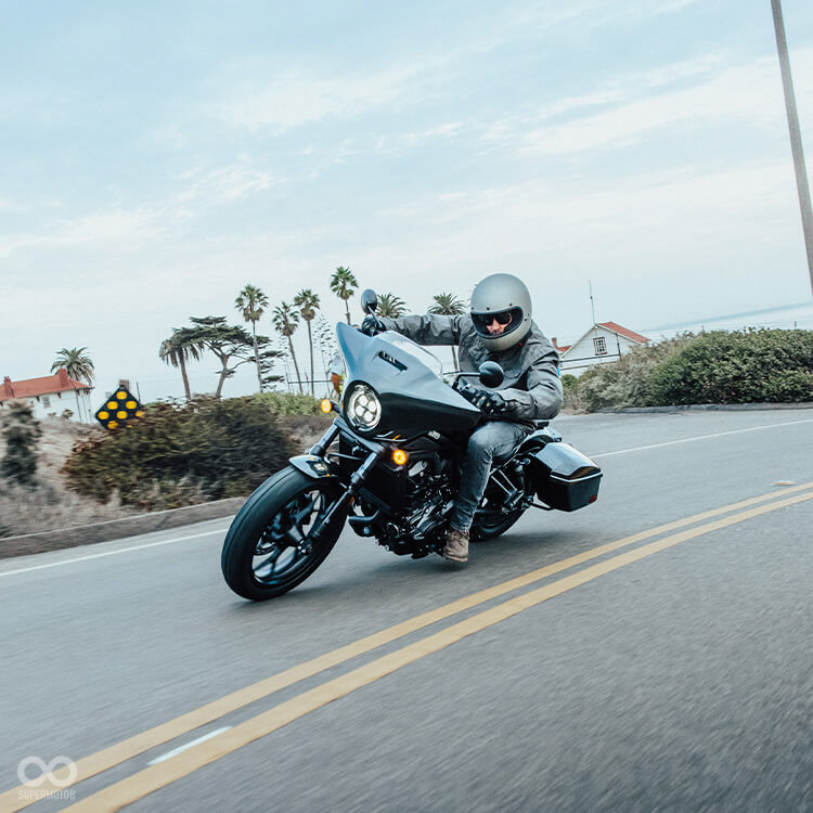 大面積頭罩，營造出強烈的Baggage風格