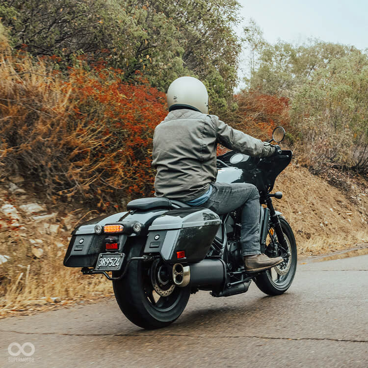 後方的馬鞍箱具有35L空間