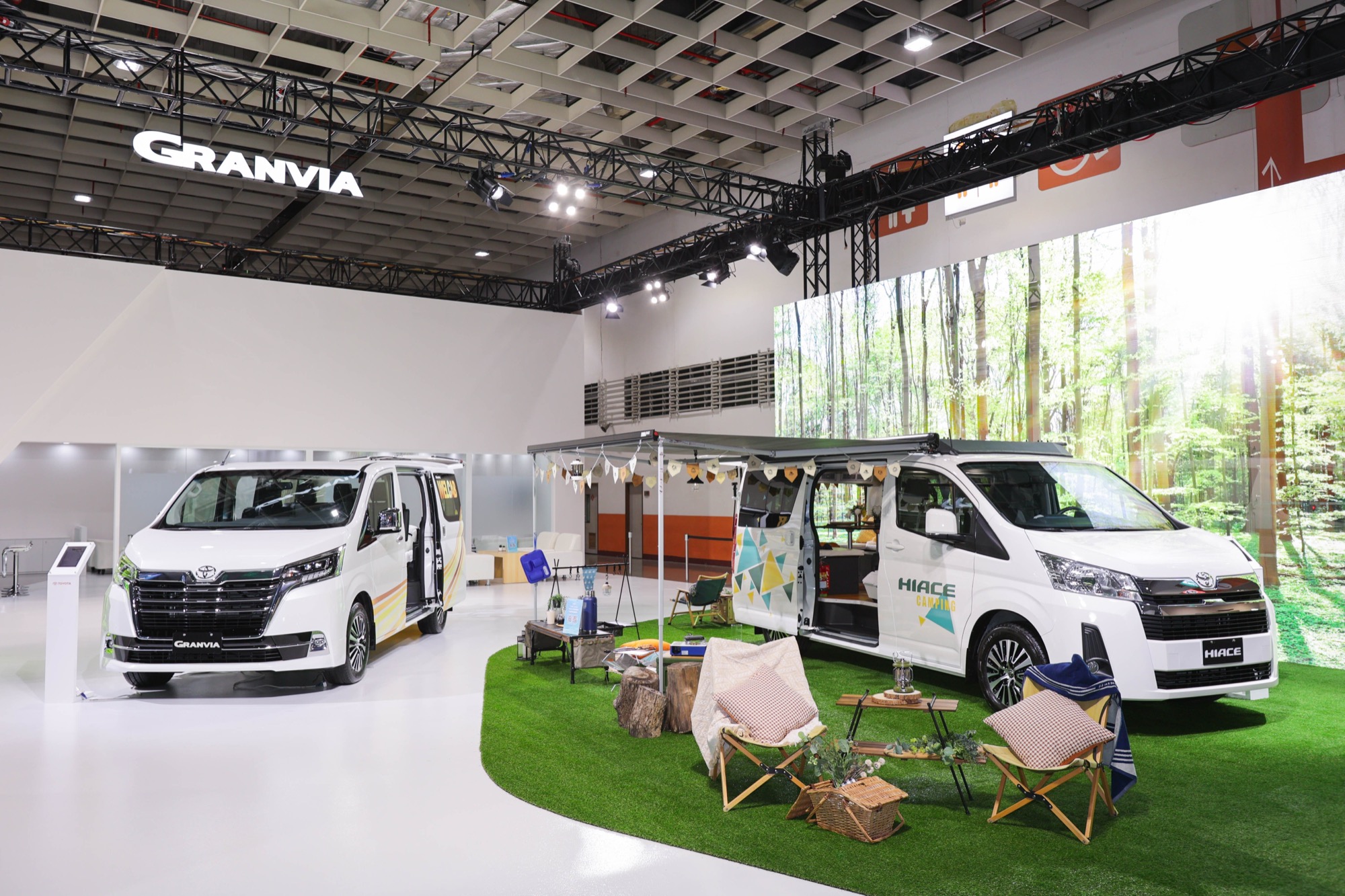 Hiace露營車也同樣受到熱烈關注,現場人員精心解說各種細節,讓車迷更了解露營車的種種規範,而不是只要拍拍SG躺在裡面的畫面而已。