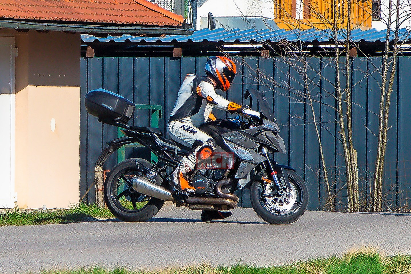 排氣、散熱和油箱疑似有小幅更新升級