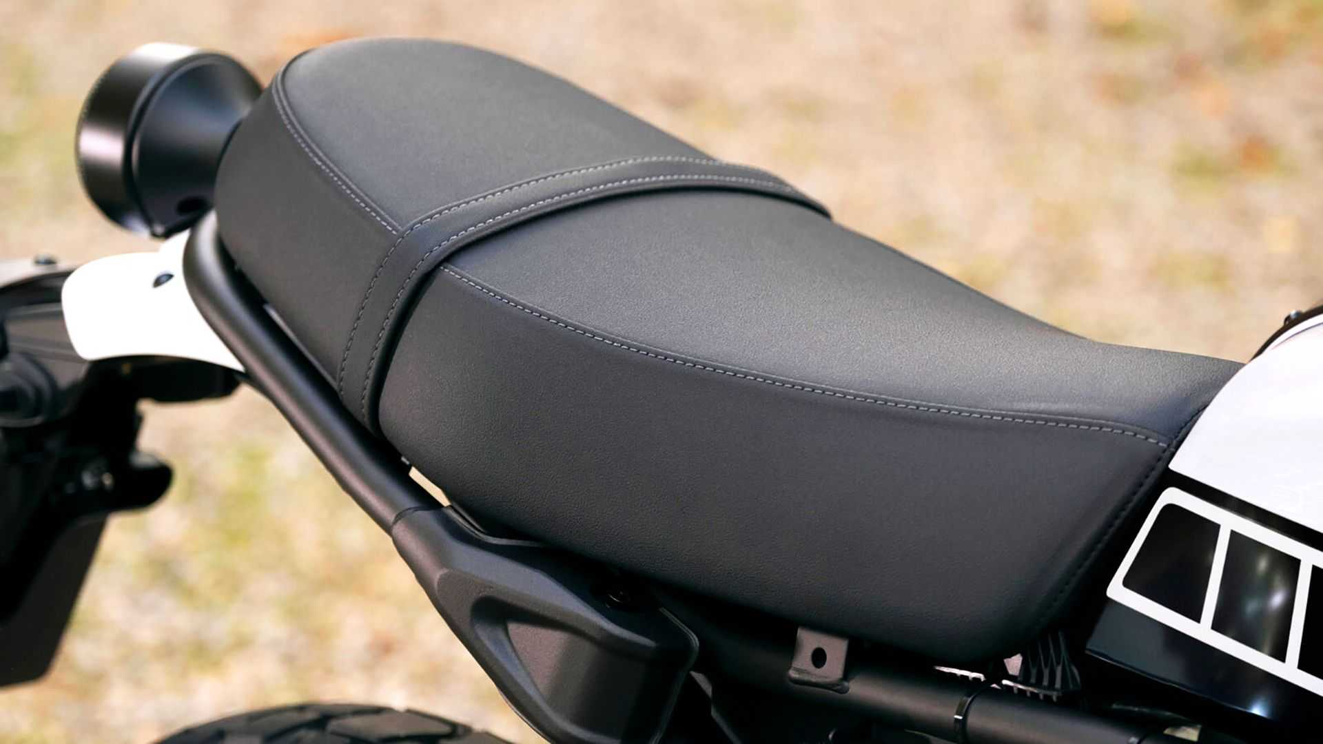 YAMAHA XSR700 LEGACY EDITION 椅墊變得更加厚實,因此讓整體座高增加了20mm。