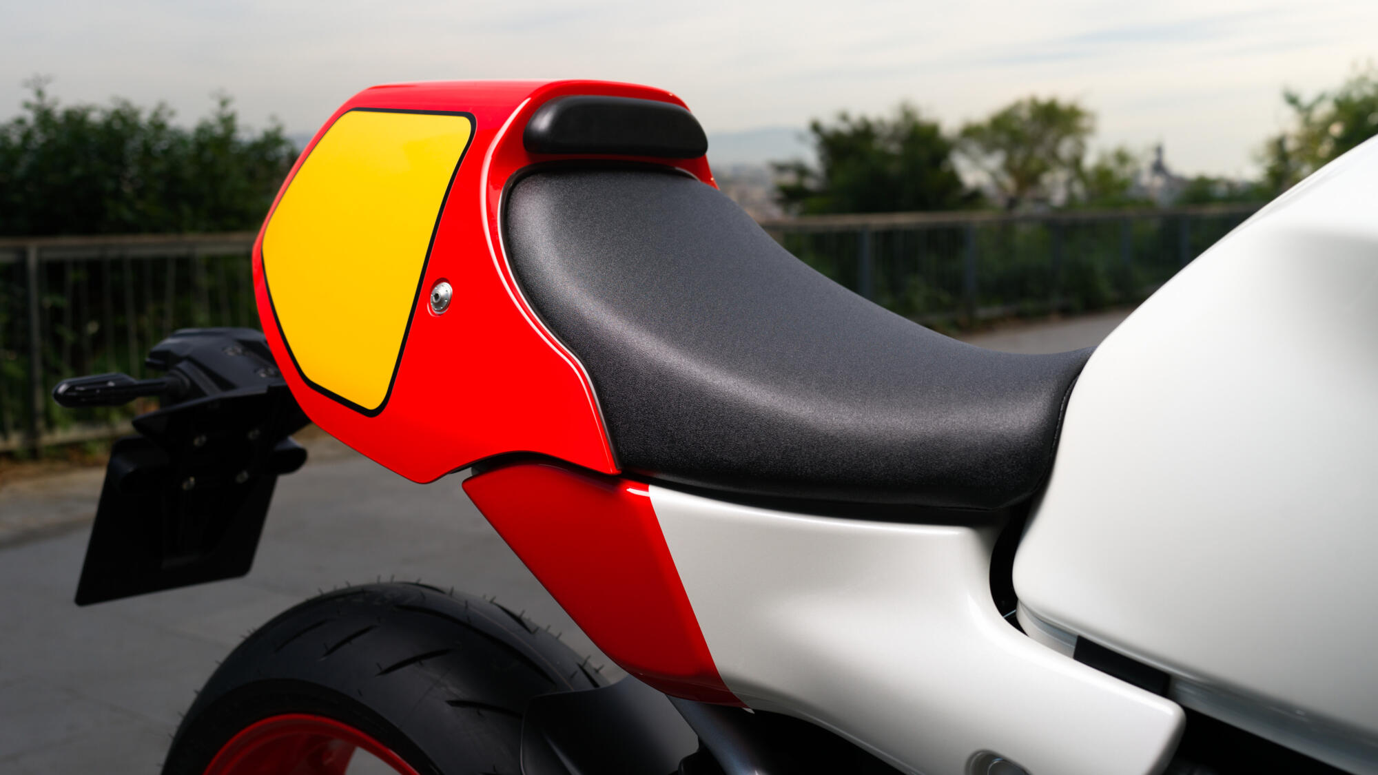 同樣充滿復古老味的後單座蓋,也替XSR900 GP帶出濃濃時代感的車尾視覺