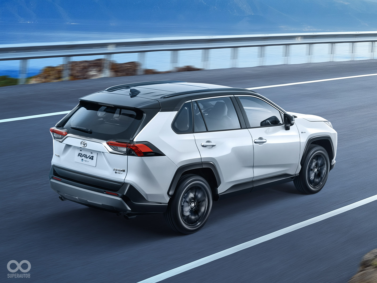 RAV4曜黑魅影版擁有全新時尚專屬外觀,並提供鉑鑽白、星鑽銀、石漠藍、雲河灰4色供消費者選擇