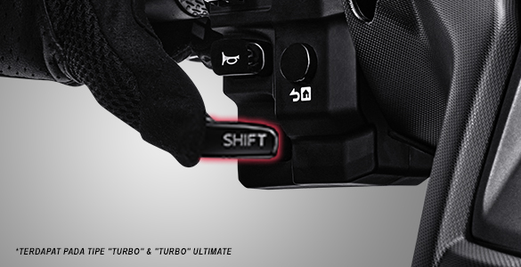 食指位置為TURBO動力模式切換鈕，大拇指位置則為YECVT變速切換