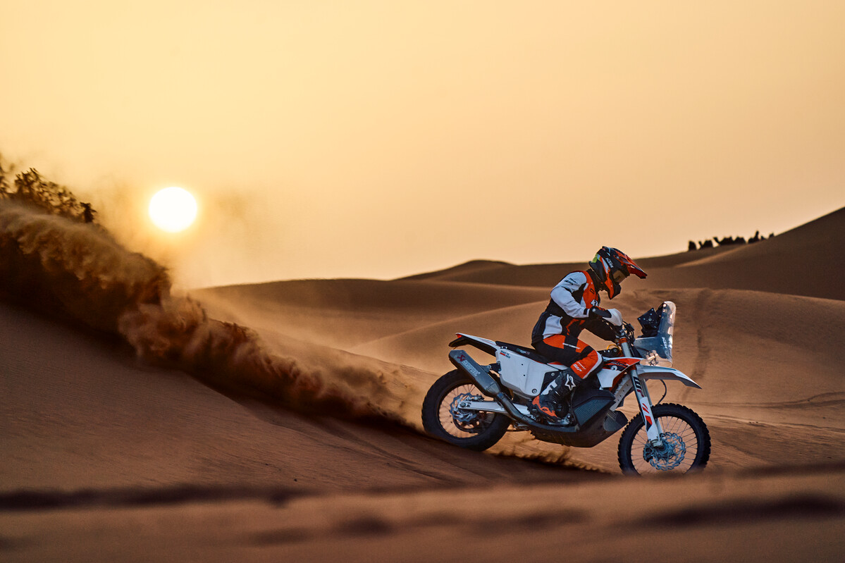 限量100台的橘色野獸！2025 KTM Rally Replica 改款進化海外發表 | SUPERMOTO8