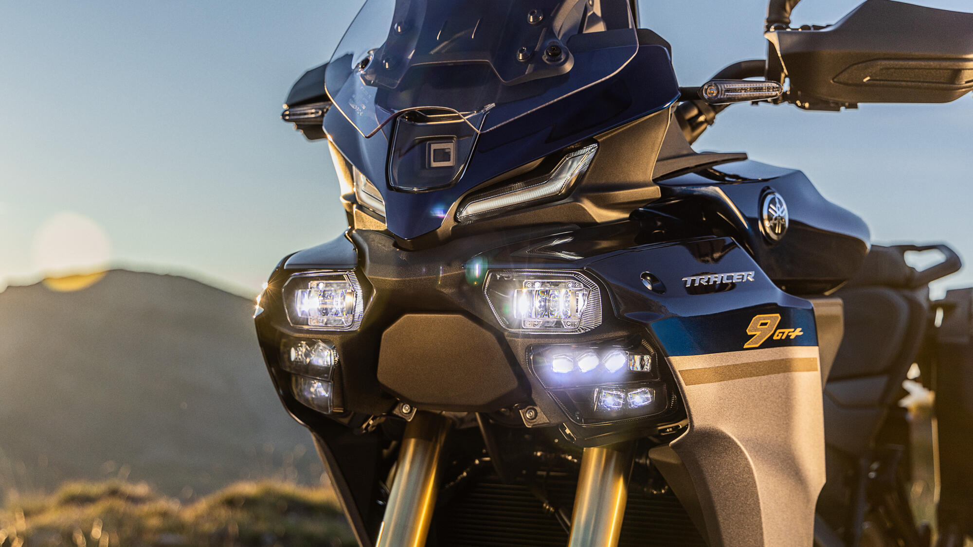 Matrix LED 頭燈透過藏在整流罩內的鏡頭偵測對向來車,可自動遮蔽調整光束