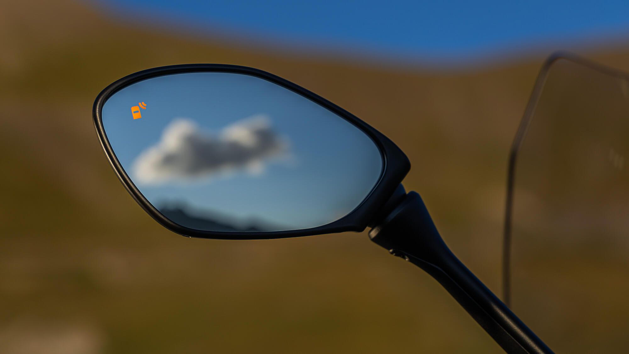 後照鏡上有盲點偵測提醒