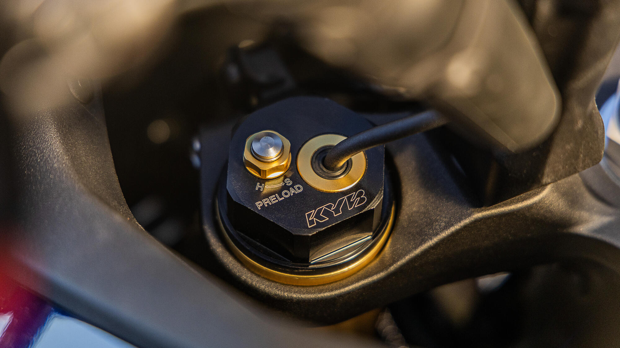 KYB半自動電子懸吊，會根據IMU資訊即時調整