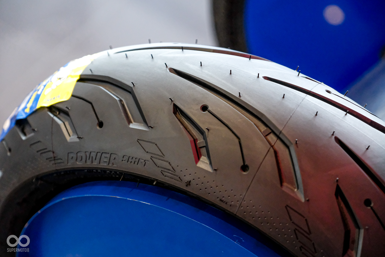 Power Shift具備RADIAL-XEVO強化輻射層技術與2CT+新世代複合膠料技術,乾抓地力提升20%!