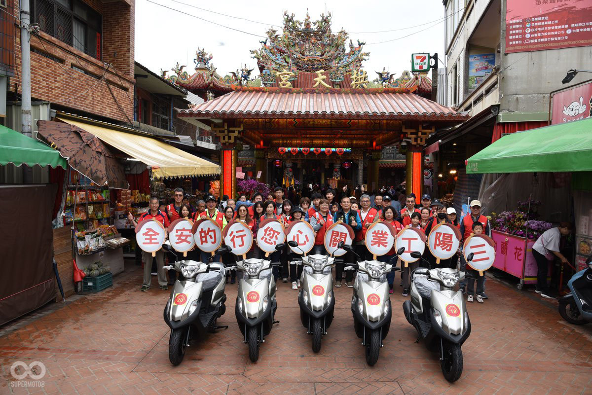 三陽志工從拱天宮出發,擦亮525 面反光鏡,為白沙屯媽祖進香活動奉獻心意