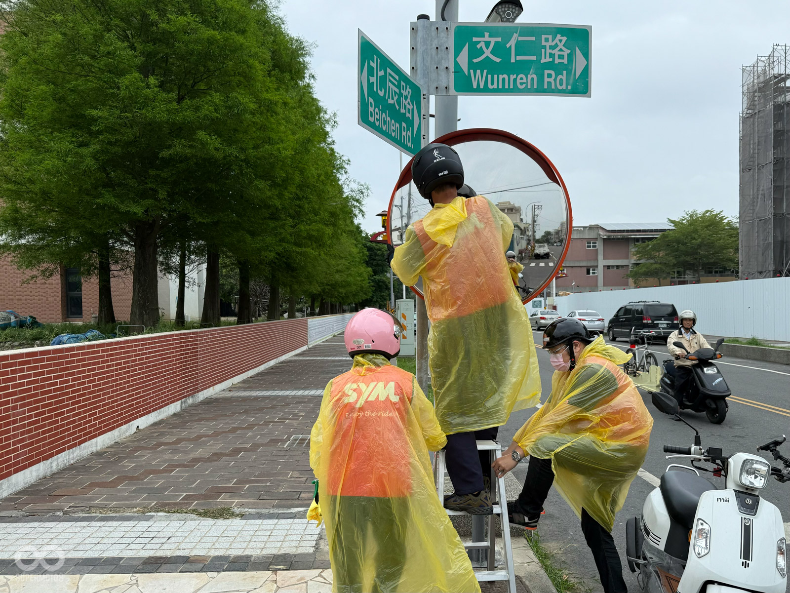 三陽志工正在北港街道擦拭反光鏡,為信眾們打造安心的信仰之路