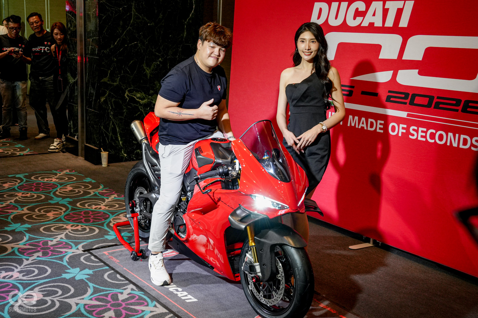 除了Tricolore與Lamborghini聯名版的交車儀式外,還有Panigale V4賽道版的車主也一同享受交車紀錄!