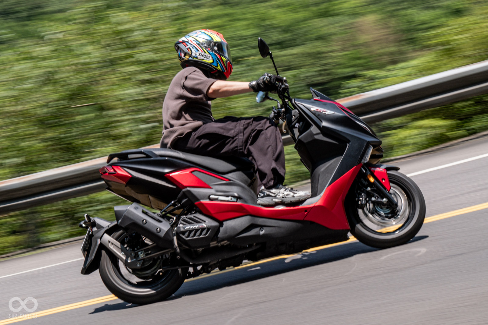 作為馬力狗的Darren對於KYMCO G7的動力相當滿意，甚至在PTM重機傳動系統的加持下帶來的操控感受，也讓他大為震驚！