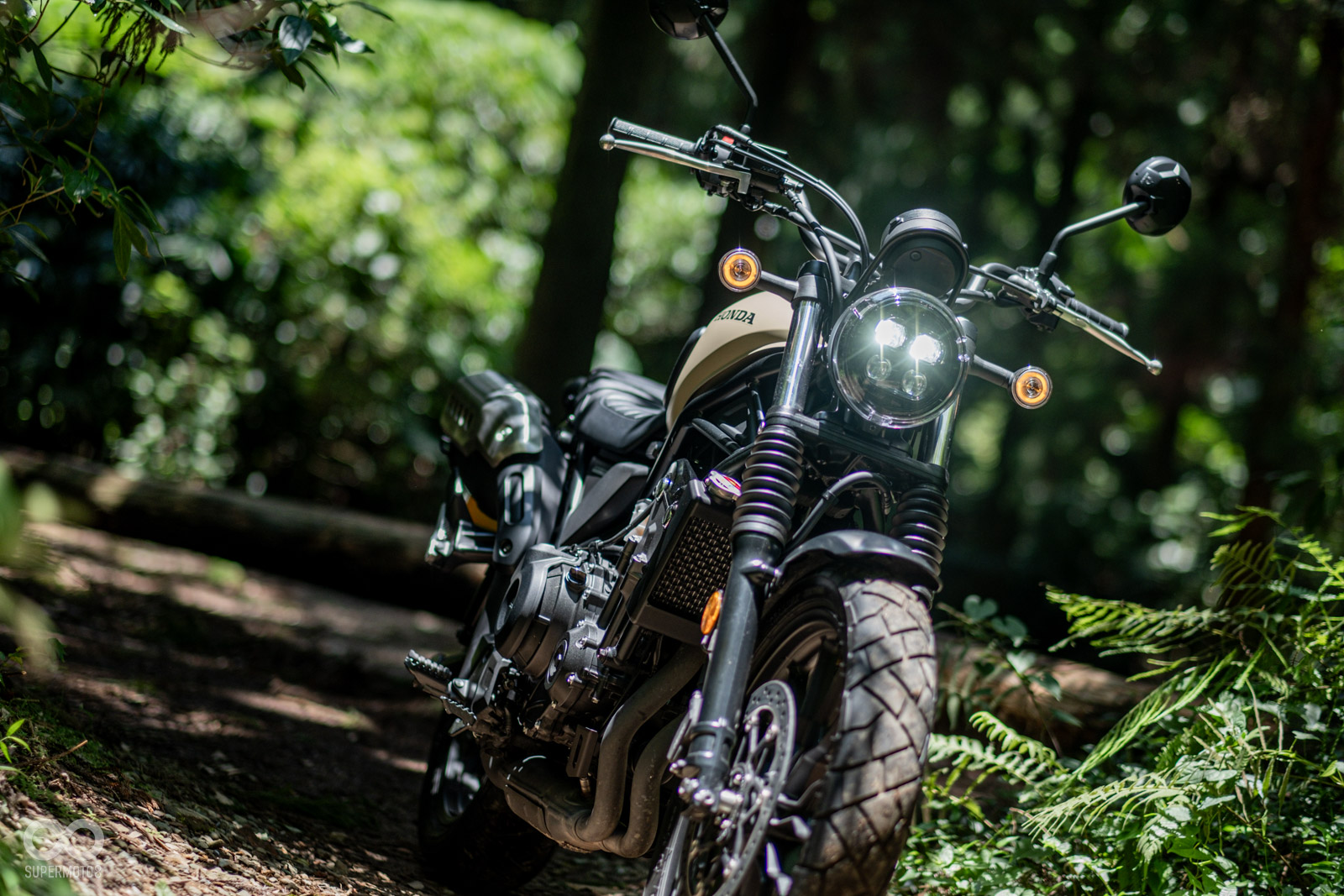 為了符合CL Street的Scrambler風格,Honda在前懸吊行程增長至150mm,並且在外觀上還搭配上很有老派越野車風味的防塵套
