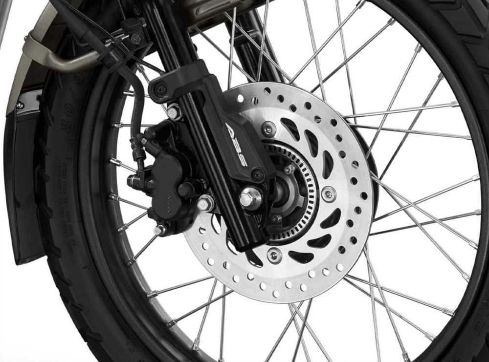 為了降低前輪鎖死的情況發生,CT125 Trail Explorer在前輪上搭配了ABS系統