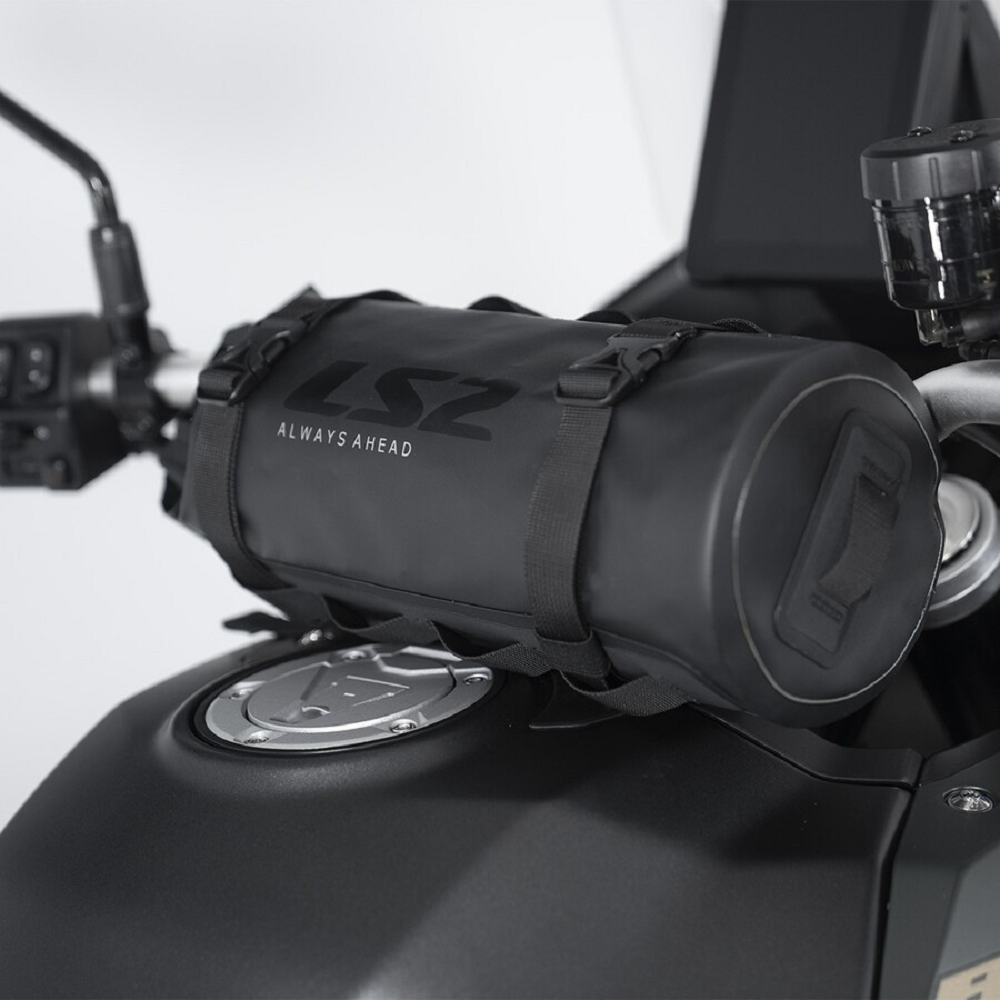 最便宜的選擇是一個3公升的可捲式包款,只需要約新台幣800元即可入手