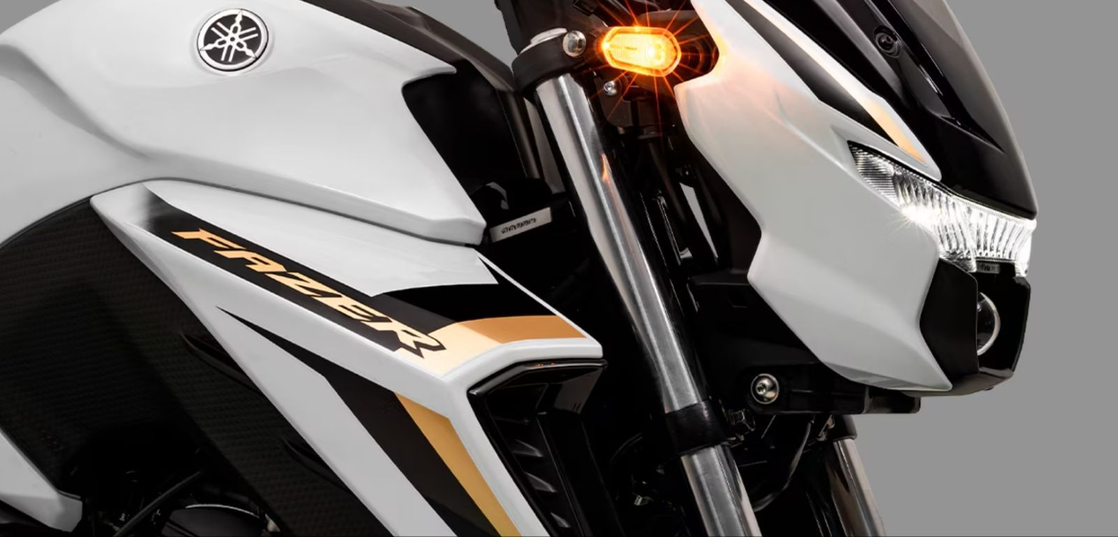 除了白金色的塗裝之外，車頭都採用了LED的燈具