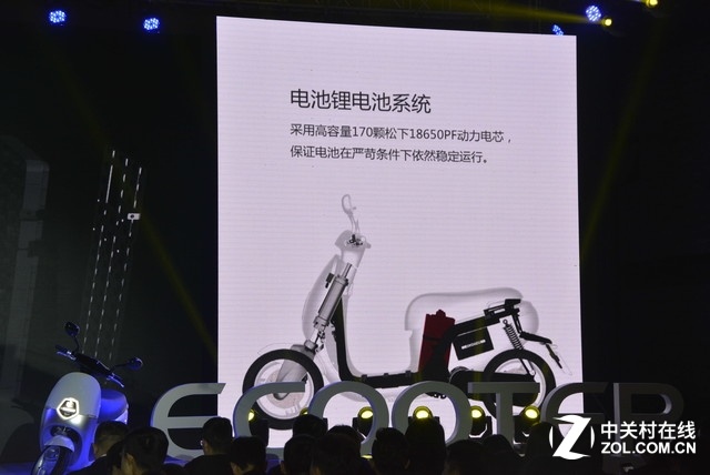 看起來GOGORO高成本的鋁合金車架被省略掉了,ECOOTER採用傳統鋼管車架搭配GOGORO造型外殼