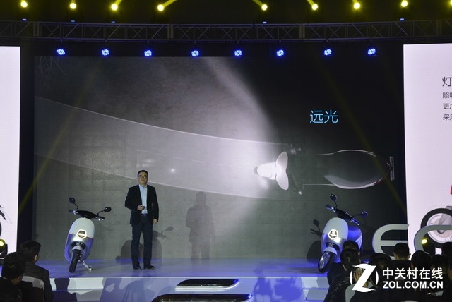 使用LED頭燈,雖然改成五角形但還是與GOGORO 87像呀