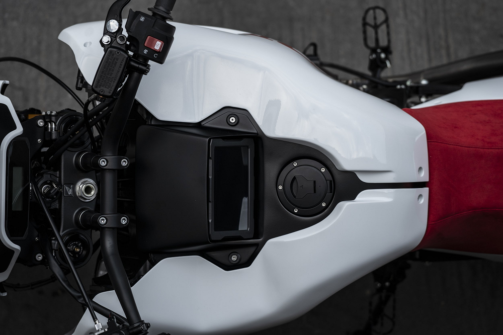 不過原廠的TFT儀表還是保留在車上,只是改到油箱上方的位置