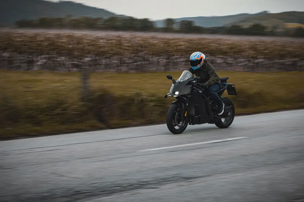 KTM 990RCR將會搭載LC8c引擎，外觀相當具戰鬥感