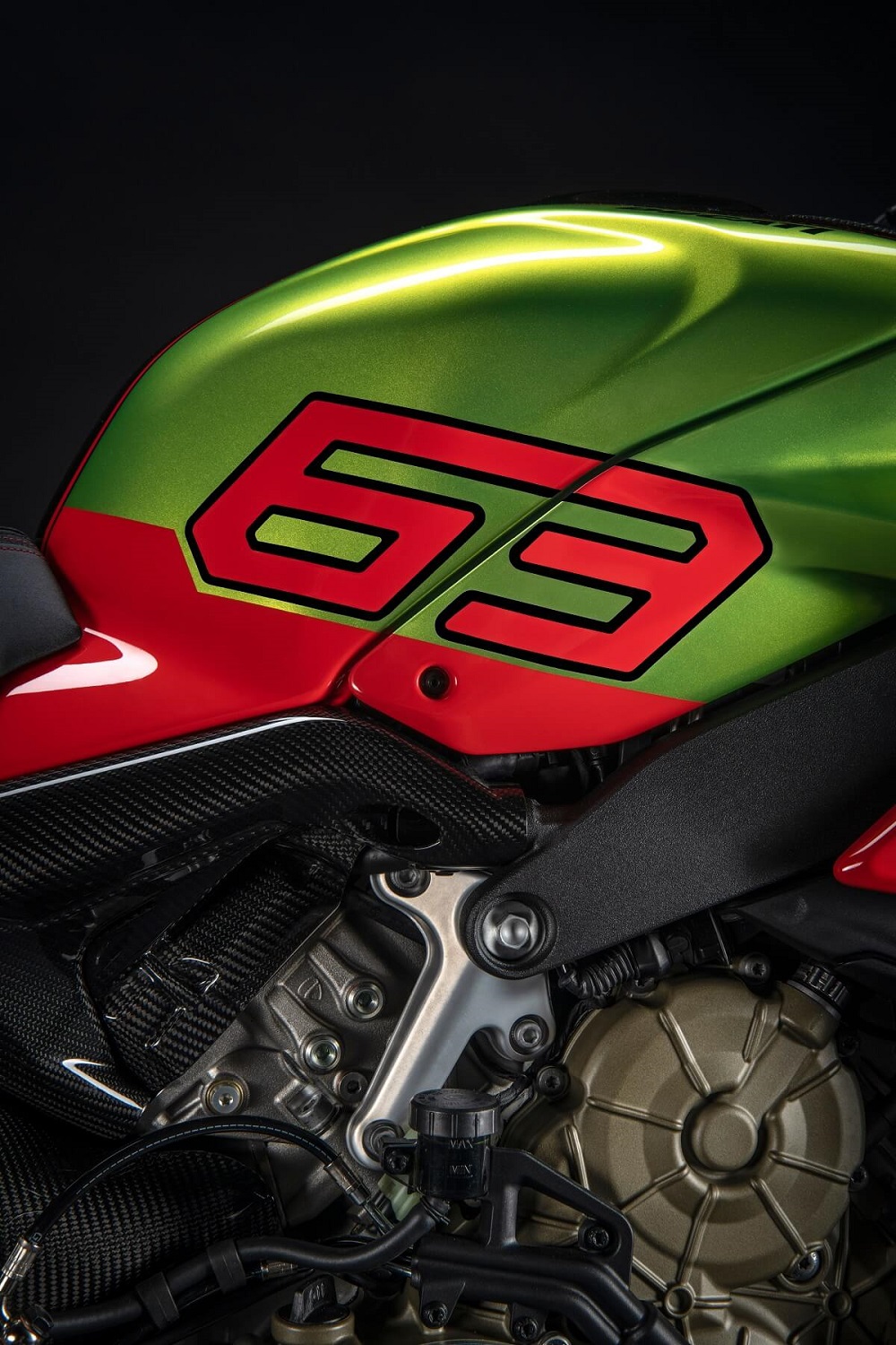 引擎部分採用了Desmosedici Stradale打造的1103c.c.引擎