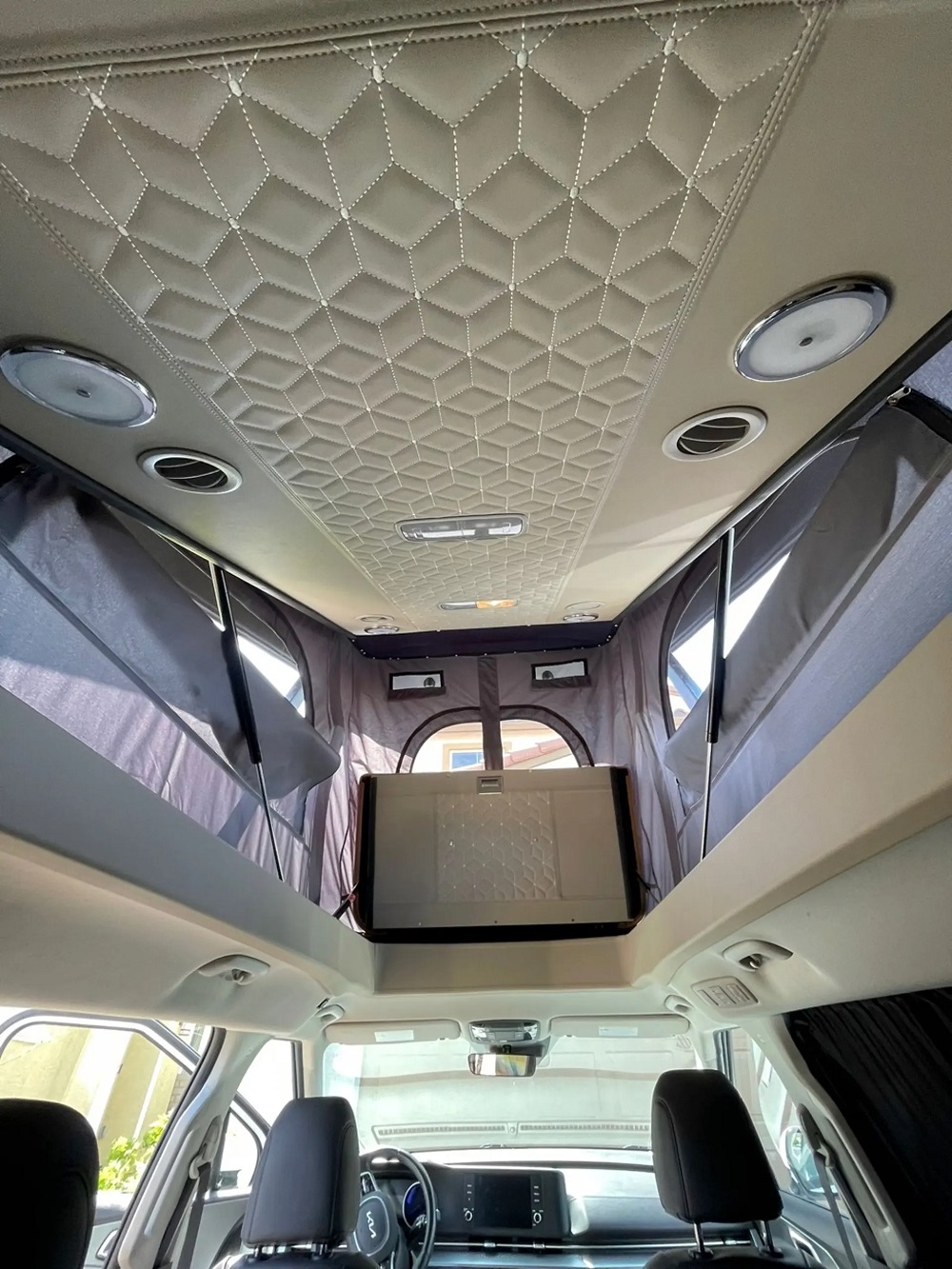 帳篷還設有窗戶及蚊帳，可以看到窗外的風景並保持空氣流通