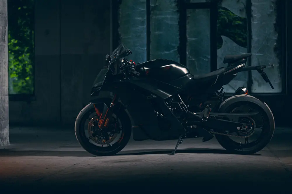 隨著Yamaha YZF-R9的發表，KTM也即將推出990RCR和他一搏