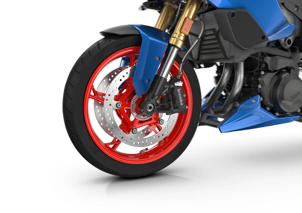 F900 R / XR都針對了車輛配備進行升級，引擎大致上沒太大變動但車重都減輕了3公斤