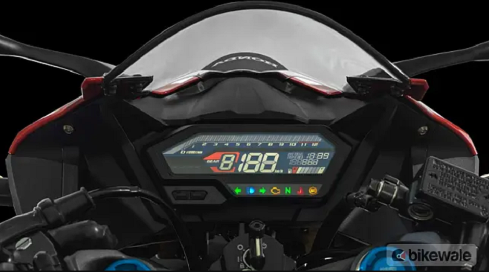 儀表部分也沒有跟上現在主流的TFT全彩液晶儀表