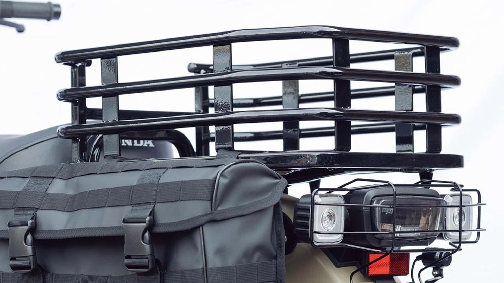 後方還有著一個更大的貨架設計，兼顧越野表現及載物能力