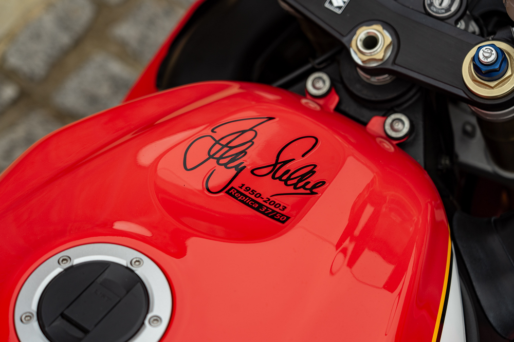 這次拍賣的整輛車保持的相當良好,出廠編號37的貼紙也完整的保持在油箱上