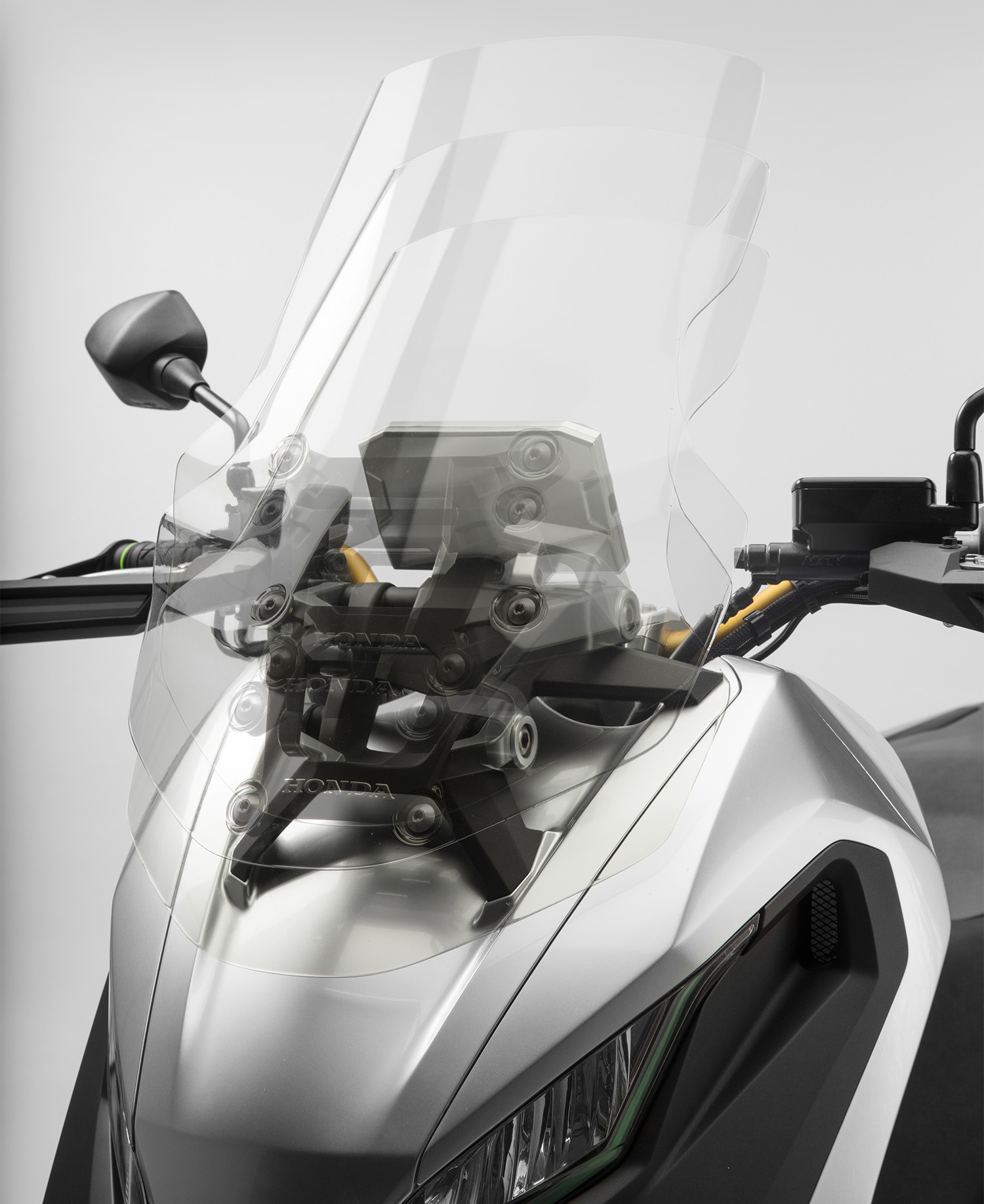 配備可升降長風鏡