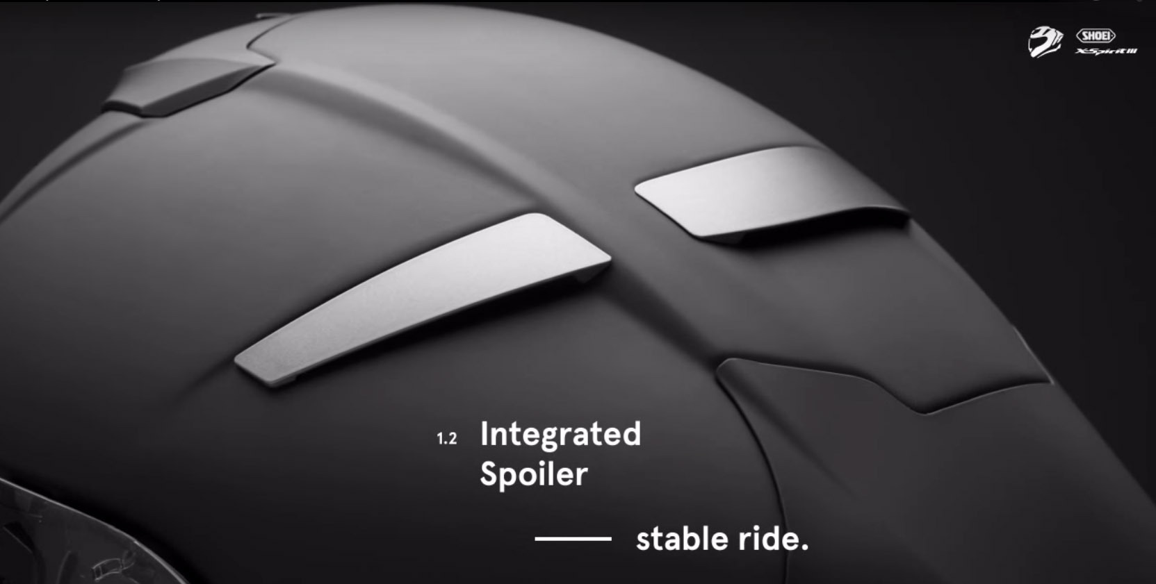 增加許多翼片,同時將排氣孔藏於下。同時兼具導流與造型