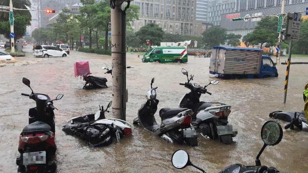 停車時盡量避免在機車或是腳踏車旁,以免車輛倒下傷及愛車。