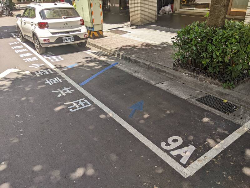 台北市停管處試辦依面積收費的大型重機、小型車共用停車格