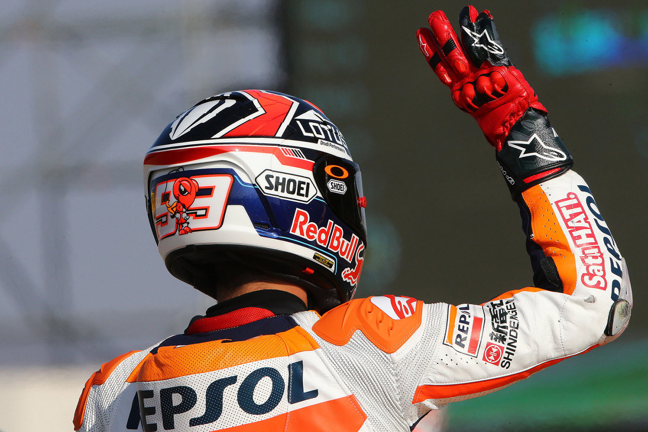 早期Marquez比賽中配戴的X12造型圓潤,最近一年為提昇賽場穩定度將X12尾翼加長