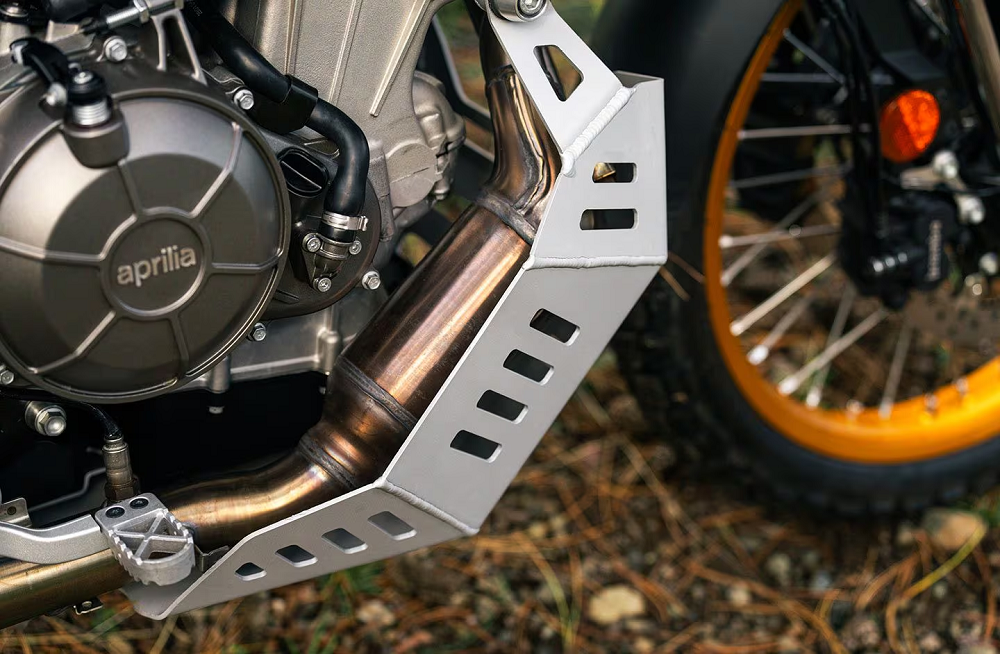 雖然引擎動力並沒有提升太多,但他用上了鈦合金的SC Project排氣管