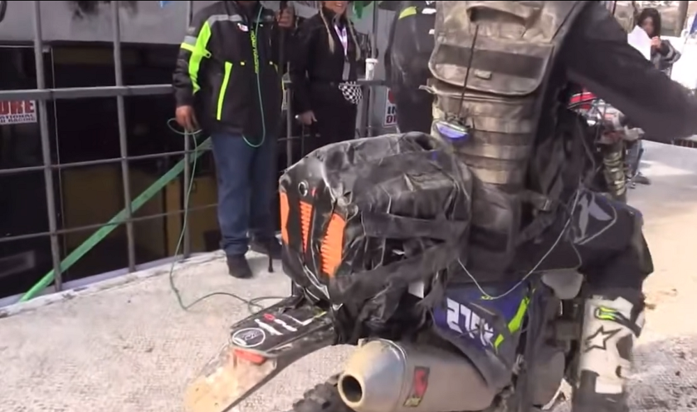 David Hunter車隊用了最直接的方式,直接將電池組用膠帶捆在後座上