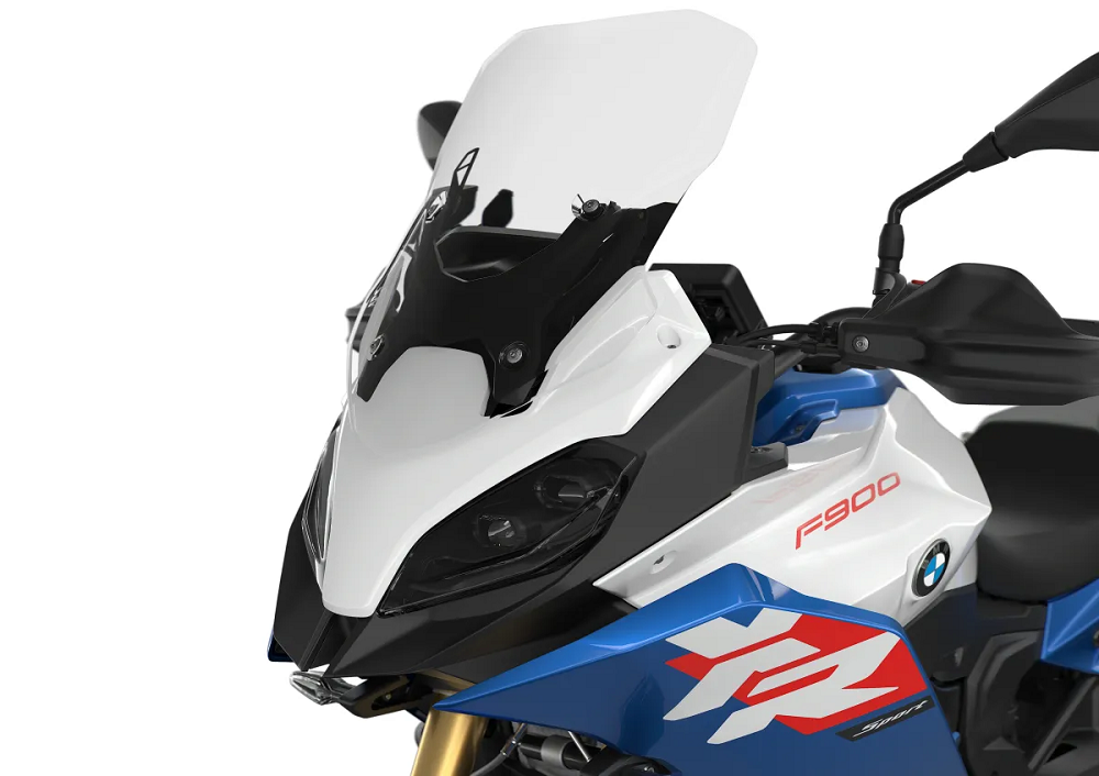 兩款車型都針對騎姿進行調整，不過F900 XR裝上了全新設計的風鏡及護弓，讓車輛更適合長距離騎乘